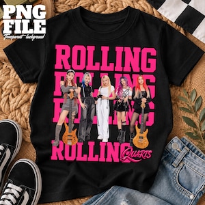 Pode incluir: Uma t-shirt preta de manga curta com uma impressão gráfica de cinco pessoas em fila. O texto "ROLLING" aparece em letras grandes cor-de-rosa acima e abaixo do grupo, com a palavra "QUARTS" numa fonte cor-de-rosa estilizada.