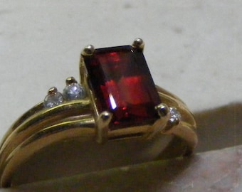 14k Vintage Garnet Ring in Yellow Gold..... Lot 6855