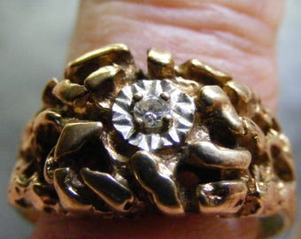 Vintage 10K Yellow Gold Mens Nugget Look Ring with Small Diamond Center..... Lot 6846