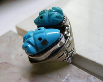 Vintage Extra Large Native American Carved Turquoise Two Frog Statement Ring ..... Lot 6856