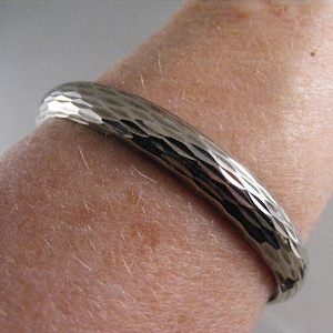 Vintage Etched Sterling Silver Hinged BangleBracelet.....  Lot 3764