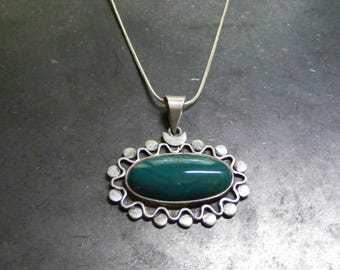 Vintage European Dyed Green Agate  Stone Silver Pendant Necklace  .....  Lot 6848