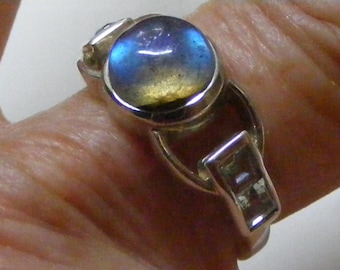 Vintage Blue Flash Moonstone Ring with Blue Topaz Accents in Sterling Silver..... Lot 6838