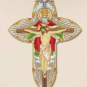 Puede incluir: Cruz religiosa bordada que representa a Jesucristo en la cruz, con Dios arriba y el Espíritu Santo como paloma. La cruz tiene un borde dorado y detalles intrincados, con acentos rojos, blancos y verdes. Un símbolo de fe.