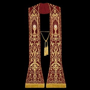 Può includere: Una stola liturgica bordeaux con ricami dorati. Il design include spighe di grano, calici e volute ornate. Nappe dorate pendono dal collo. I bordi inferiori sono rifiniti con frange dorate.