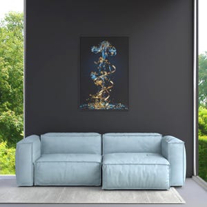 Può includere: Un moderno soggiorno con un divano azzurro e un'opera d'arte astratta incorniciata. L'opera presenta una composizione dinamica di elementi blu e oro su uno sfondo scuro, creando un contrasto visivo sorprendente.