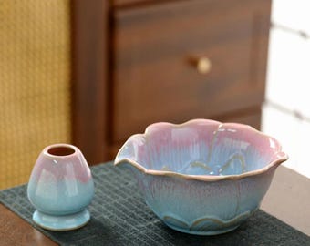 Lot Matcha Lotus, Chawan en céramique fait main avec glaçage ombré - Bec verseur | Kit japonais pour la cérémonie du thé avec cuillère, fouet en bambou et support - Cadeau pour elle