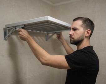 モダンな木製壁掛け物干しラック　ミニマルなランドリーデザイン