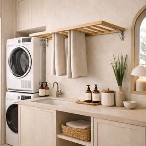 Könnte beinhalten: Ein Set aus drei Keramikbechern mit gesprenkelter, matter Oberfläche. Die Becher sind in Creme-, Hellgrau- und Dunkelgrautönen gehalten. Jeder Becher hat ein schlichtes, minimalistisches Design.