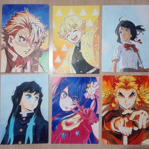 Può includere: Sei illustrazioni colorate di personaggi anime su schede rettangolari. I personaggi presentano capelli e abiti vivaci, con espressioni facciali dettagliate. L'opera d'arte include una varietà di pose e sfondi.