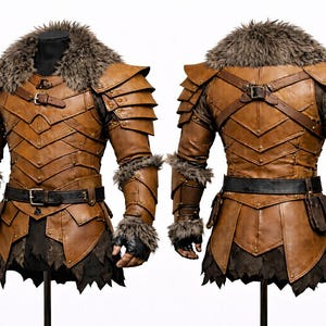 以下が含まれることがあります： マネキンに展示された、毛皮のトリムが付いた茶色の革の鎧。 鎧は、重ねられたプレート、ベルト、肩と手首の毛皮のアクセントが特徴です。 背面図には、追加の革ストラップと詳細が表示されています。