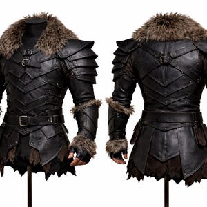 以下が含まれることがあります： マネキンに展示された、毛皮のトリムが付いた黒い革の鎧。正面図は、重ねられたプレート、ベルト、襟と袖口の毛皮のアクセントを備えた詳細なデザインを示しています。背面図も表示されています。