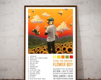 Puede incluir: Póster enmarcado con la portada del álbum "Flower Boy" de Tyler, the Creator. La obra de arte muestra a una persona con camisa blanca y gorra verde rodeada de abejas y girasoles sobre un cielo naranja. El título del álbum y la lista de canciones también son visibles.