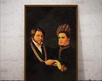 Può includere: Un ritratto incorniciato di una coppia in abiti antichi. L'uomo indossa un cappotto nero con finiture dorate e una camicia bianca. La donna è in un abito nero con colletto dorato e un'acconciatura decorativa. Lo sfondo è scuro.
