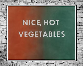 Puede incluir: Un cuadro rectangular con un fondo degradado que transiciona de un naranja quemado cálido a la izquierda a un verde bosque profundo a la derecha. El texto "NICE, HOT VEGETABLES" está impreso en una fuente sans-serif de color gris claro.