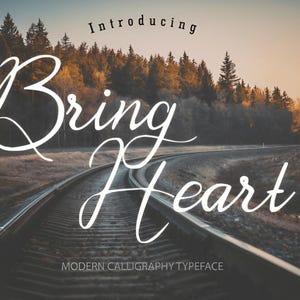 Puede incluir: Imagen con las palabras "Bring Heart" en escritura blanca cursiva, con "Introducing" arriba y "Modern Calligraphy Typeface" abajo. El fondo muestra una vía de tren que atraviesa un bosque, con un efecto borroso.