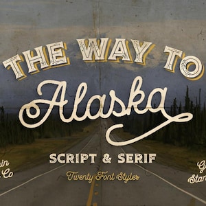 Op de afbeelding: Vintage-stijl grafische afbeelding met de tekst "THE WAY TO Alaska" in een gestileerd lettertype, over een weg die naar bergen leidt. Extra tekst omvat "SCRIPT & SERIF" en "Twenty Font Styles". De achtergrond toont een schilderachtige weg en bergen.
