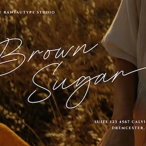 Puede incluir: Imagen con las palabras "Brown Sugar" en elegante escritura blanca. El fondo presenta una textura borrosa marrón dorada, posiblemente trigo o hierba seca. El texto "MADE BY RANTAUTYPE STUDIO" está en la parte superior, y la información de contacto en la parte inferior.