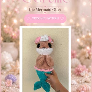 Könnte beinhalten: Eine Häkelanleitung mit dem Titel Coralie the Mermaid Otter, die eine Otter-Stoffpuppe mit braunem Kopf, weißer Schnauze und rosa Blumenkranz zeigt. Die Puppe hat einen türkisfarbenen Meerjungfrauenschwanz vor hellem Hintergrund.