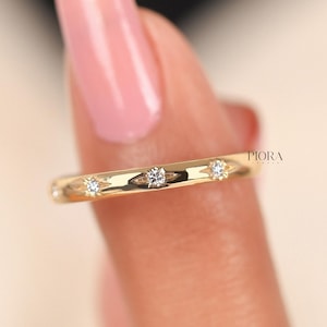 Alianza de boda con engaste al ras, anillo de oro amarillo de 14 quilates con diamantes cultivados en laboratorio, anillo a juego Celestial Star con engaste al ras, alianza minimalista apilable para mujer.