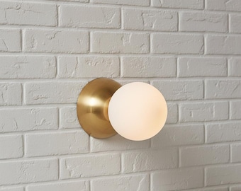 Applique murale globe en laiton moderne, applique murale en verre opale du milieu du siècle, applique murale de style vintage, vanité minimaliste, lumières minimalistes