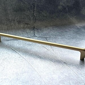 Modernt minimalistiskt skåphandtag matt guld 224 mm - Elefante 6C metalllådhandtag