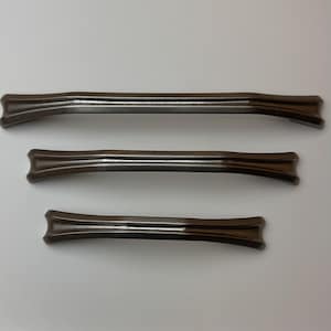 Può includere: Una tazza di ceramica bianca con manico nero e la scritta "But First, Coffee" in grassetto nero. La tazza è posta su uno sfondo neutro, che ne evidenzia il design semplice.