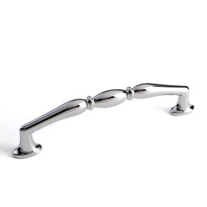 Könnte beinhalten: Ein polierter Chrom-Schrankgriff mit einem zentralen ovalen Design und gebogenen Griffen. Die Hardware ist etwa 18 cm lang und hat eine helle, reflektierende Oberfläche, die für Schubladen oder Schranktüren geeignet ist.