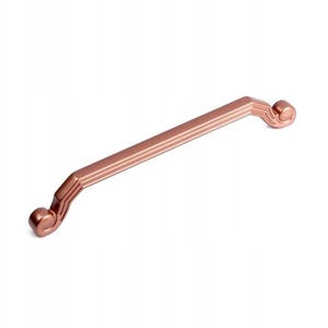 Op de afbeelding: Een koperkleurige kastgreep met een recht, gegroefd midden en gebogen uiteinden. De hardware heeft een gladde, metallic afwerking en een decoratief ontwerp aan de uiteinden. De greep is ontworpen voor gemakkelijk vastpakken en openen.