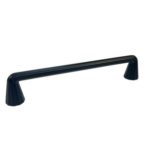 Pode incluir: Um puxador de armário preto com um design de alça canelada. A alça é reta com extremidades anguladas em forma de cone. Este hardware é adequado para gavetas, armários e outros móveis.