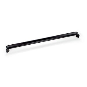 Può includere: Una lunga maniglia nera per mobili con una barra rettangolare e estremità curve. L'hardware è realizzato in metallo ed è progettato per l'uso su cassetti o ante di armadi. La maniglia è mostrata su sfondo bianco.
