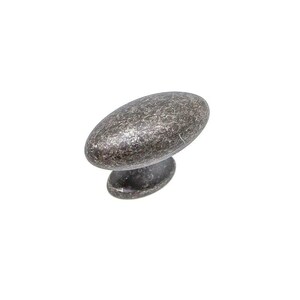 Può includere: Un singolo pomello per armadio di forma ovale con una finitura scura e screziata. Il pomello ha una base arrotondata e una superficie strutturata, che gli conferisce un aspetto rustico. L'hardware è in metallo ed è progettato per mobili.