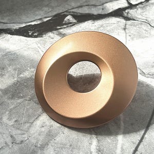 Può includere: Un cartello in legno rustico con la scritta "Welcome to our home" in lettere bianche. Il cartello presenta una finitura invecchiata e un design semplice e invitante, ideale per l'arredamento dell'ingresso.