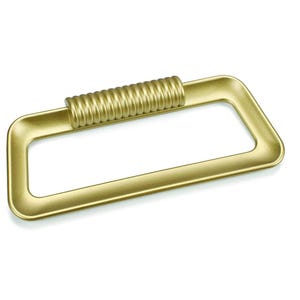 Könnte beinhalten: Ein goldfarbener rechteckiger Schrankgriff mit einem gewendelten Griff. Die Hardware hat ein modernes Design und ist vor einem weißen Hintergrund platziert. Dieser dekorative Griff ist für Möbel.