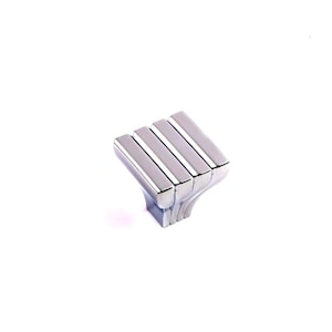 Könnte beinhalten: Ein polierter Chrom-Schrankknauf mit quadratischem Design und vier parallelen rechteckigen Stäben. Der Knauf hat einen gebogenen Sockel und ist vor einem weißen Hintergrund platziert. Geeignet für Schubladen und Schränke.