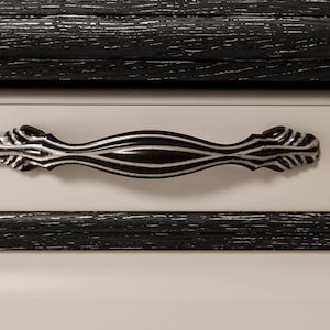 Schwarzer Schrankknauf aus Legierung, Zamak, 96 mm Abstand, Traditioneller Schubladenknauf
