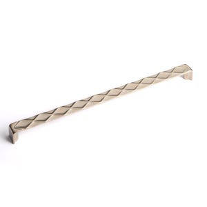 Può includere: Un cartello in legno fatto a mano con la scritta "Benvenuto" in un carattere giocoso. Il cartello è dipinto di bianco con una finitura invecchiata e presenta un design floreale nei toni del rosa e del verde. Misura circa 30 cm di larghezza.