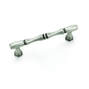 Può includere: Una maniglia per mobili color argento con un design ispirato al bambù. La maniglia presenta una sezione centrale allungata con segmenti arrotondati e dettagli neri. La maniglia è lunga circa 13 cm, con basi decorative a ciascuna estremità.