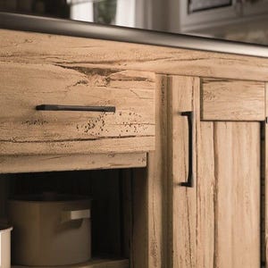 Op de afbeelding: Een rustiek houten bord met de tekst "Welcome to our home" in een handgeschreven stijl. Het bord heeft een verweerde afwerking en een eenvoudig, uitnodigend ontwerp, perfect voor een veranda of entree.