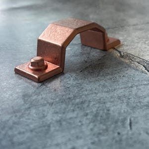 Può includere: Una tazza di ceramica bianca con manico nero e la scritta "But First, Coffee" in grassetto nero. La tazza è posta su uno sfondo sfocato, che suggerisce un'atmosfera accogliente.