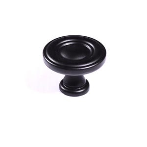Op de afbeelding: Zwarte kastknop met een ronde, licht gewelfde bovenkant en een korte, cilindrische basis. De knop heeft een matte afwerking en staat tegen een witte achtergrond. Geschikt voor laden en kasten.
