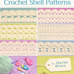 Peut inclure: Couverture de livre avec le titre "280 Crochet Shell Patterns" en vert et bleu. L'image présente divers motifs de coquillages au crochet crème. Des accessoires comme du fil, un mètre ruban et des crochets sont également visibles.