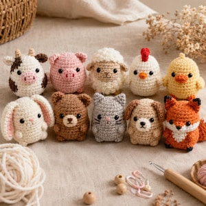 Peut inclure: Une collection de dix petites figurines d'animaux crochetées et arrondies, comprenant une vache, un cochon, un mouton, un poulet, un canard, un lapin, un ours, un chat, un chien et un renard. Chaque figurine a des yeux en perles noires.