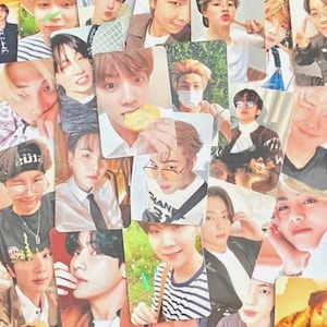 Könnte beinhalten: Eine Collage aus verschiedenen Fotokarten mit Bildern einer K-Pop-Gruppe. Die Karten zeigen Nahaufnahmen der Gruppenmitglieder in verschiedenen Posen und Umgebungen. Die Karten sind in verschiedenen Größen und Ausrichtungen.