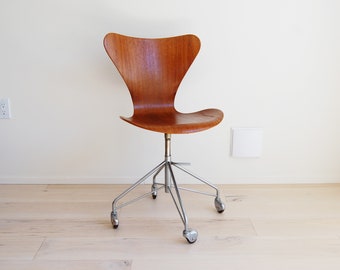 Vintage chair from Swedish Brio of Danish designer Arne Jacobsen iconic chair 3107 1 VINTAGE DOLLHOUSE CHAIR