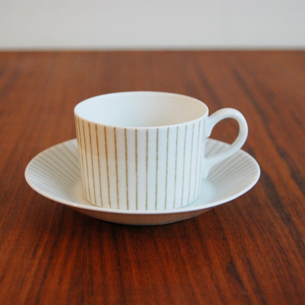 Scandinavian Modern Arabia Finland "Sade" Espresso Cup and Saucer Kaj Franck, Raija Uosikkinen with Chips