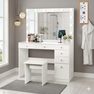 Puede incluir: Un tocador blanco con un espejo grande enmarcado por luces. El conjunto incluye un taburete a juego, cajones y una encimera con productos de belleza. Un enchufe con puertos USB es visible en la pared.