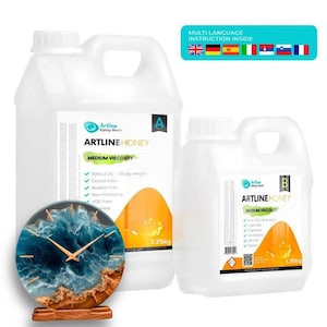 Può includere: Due contenitori di plastica bianca di resina epossidica Artline Honey, uno da 3,25 kg e l'altro da 1,75 kg. Un orologio decorativo con un design in resina blu e marrone è in primo piano. L'immagine include un'etichetta di istruzioni multilingue.