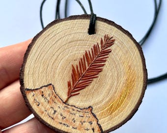 Poet Core Anhänger Halskette - Gepresste Sumpfzypresse (Taxodium distichum) auf Holzscheibe- Botanischer Schmuck