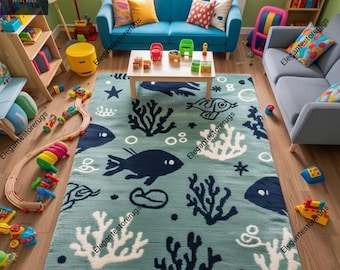 Op de afbeelding: Een turquoise vloerkleed met een maritiem thema, met marineblauwe vissen, wit koraal en andere zeedieren. Het kleed ligt in een woonkamer met meubels en speelgoed.